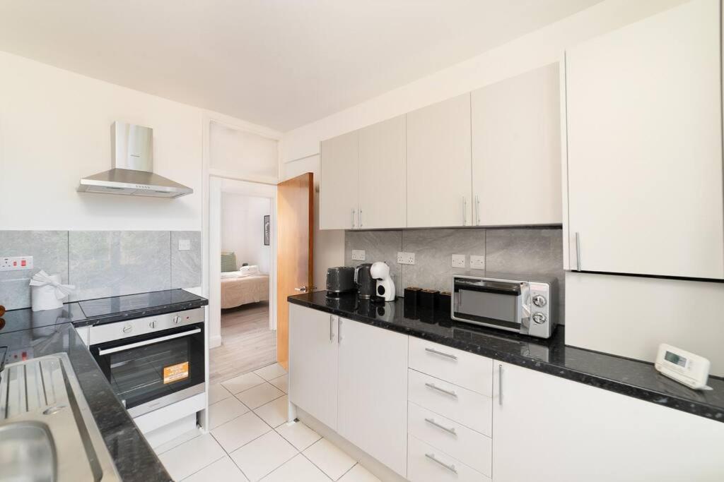 Two Bedroom Apartment By Buonomo Stays Short Lets & Serviced Accommodation In Balham With Balcony Londres Exterior foto