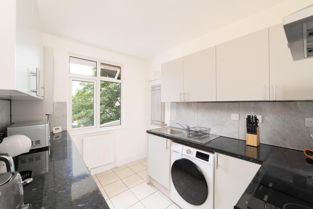 Two Bedroom Apartment By Buonomo Stays Short Lets & Serviced Accommodation In Balham With Balcony Londres Exterior foto